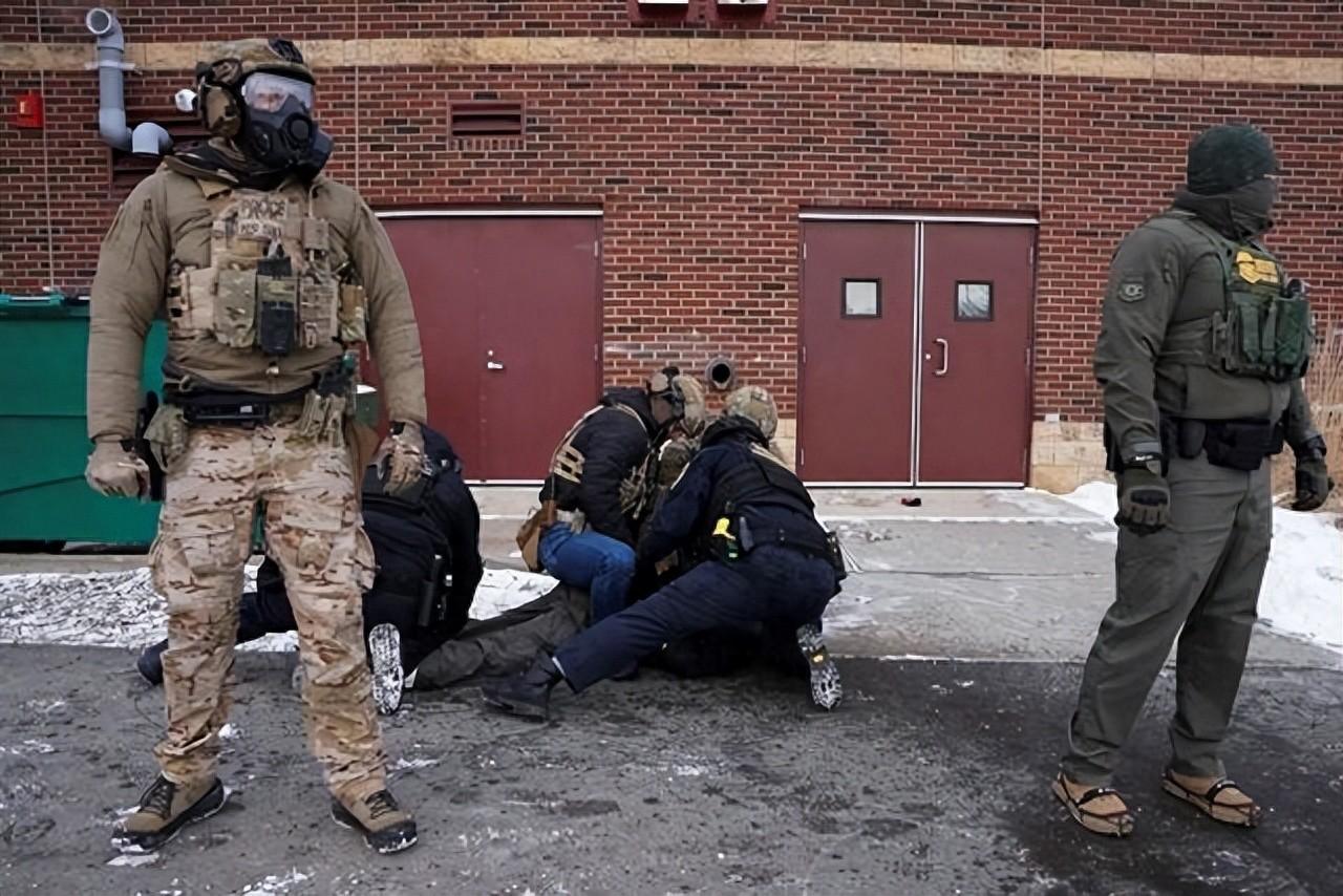 美专家：美国“内战”升温，抗议者夺走制式武器.

如今的美国早已不是新闻里偶尔爆