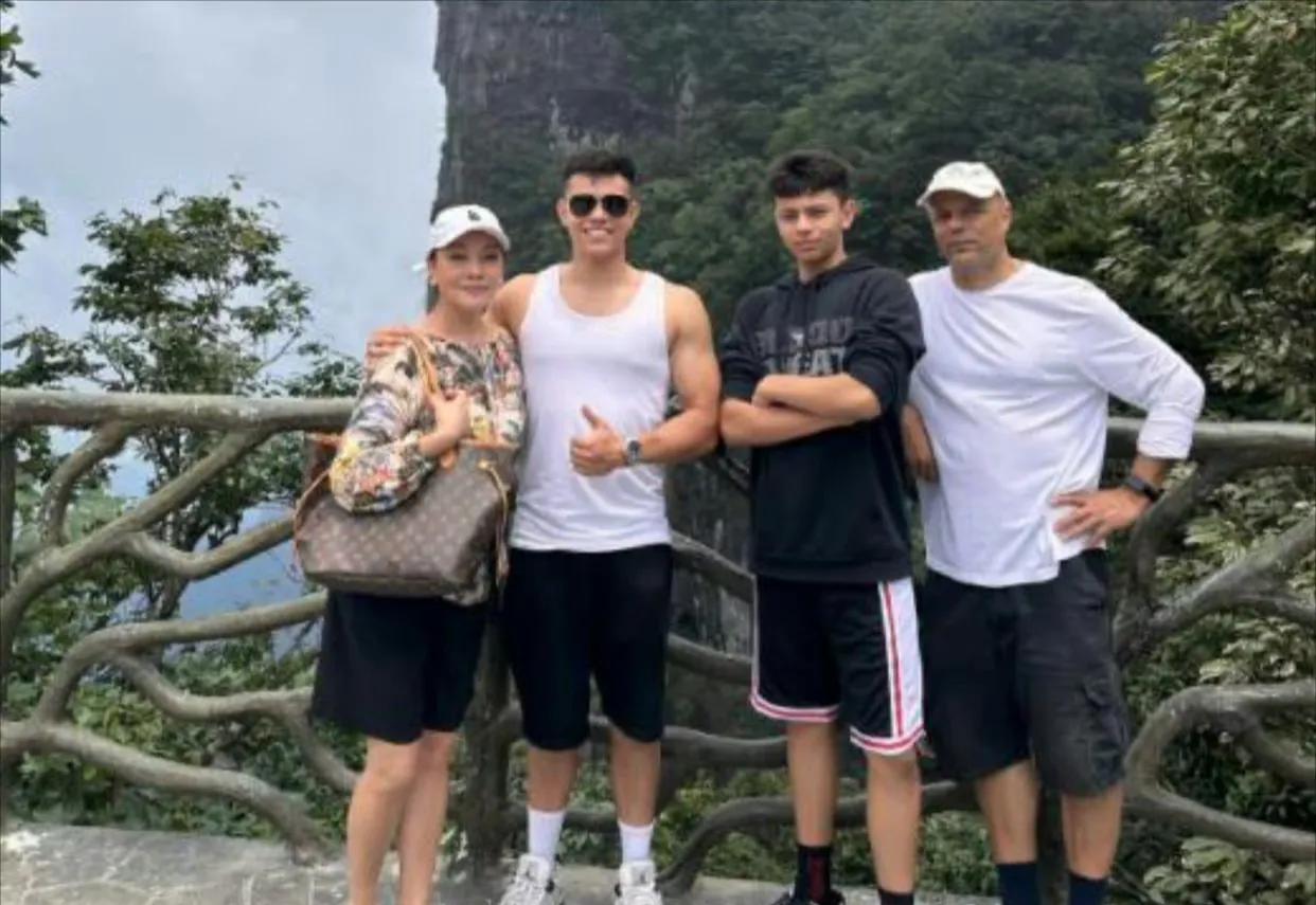史可的两个混血儿子像保镖一样保护着她，让史可感欣慰的是两个儿子英俊潇洒，又乖巧懂