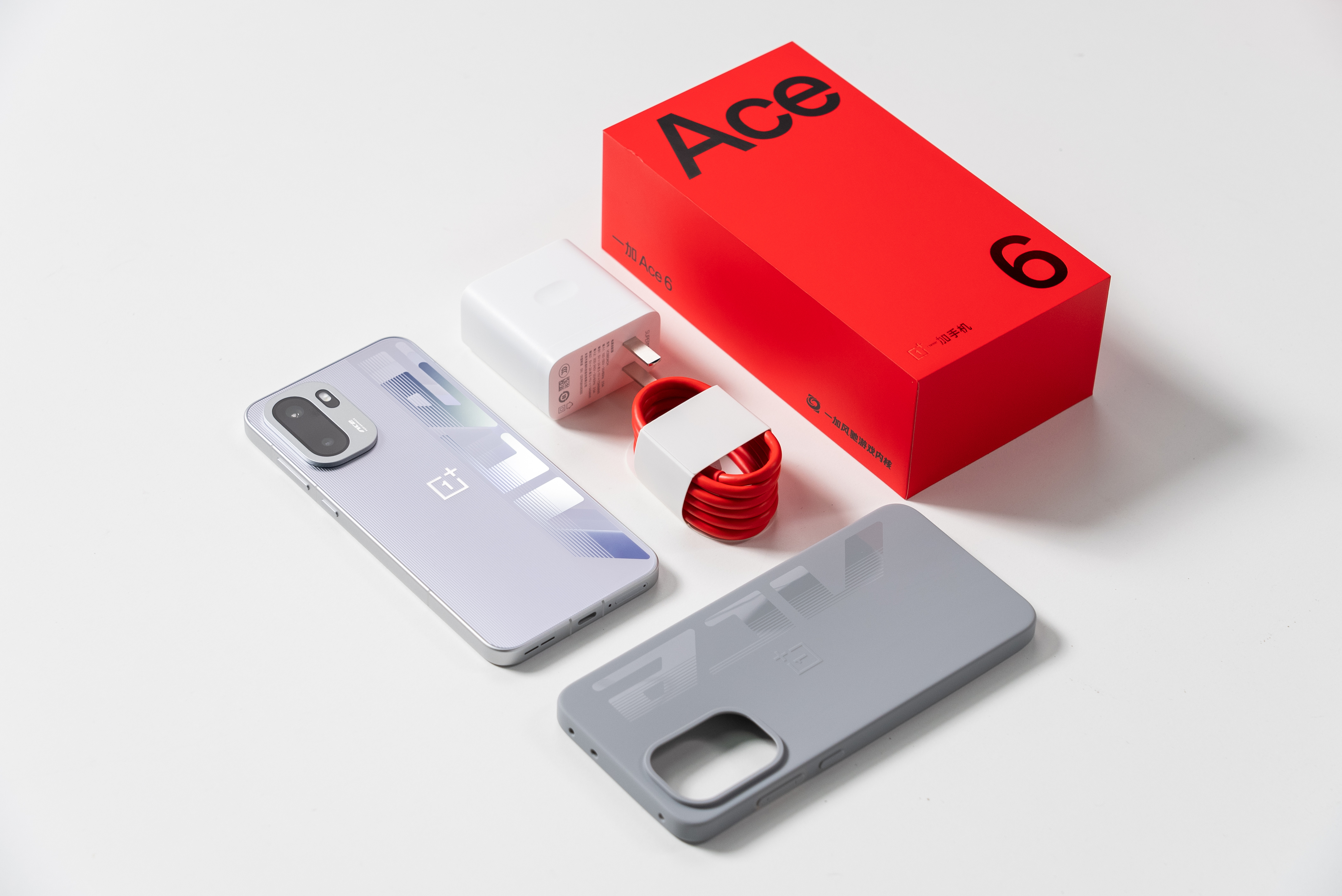 我们拿到了一加 Ace 6 的快银版本[馋嘴]这代机身背面左侧采用了竖线纹理，右