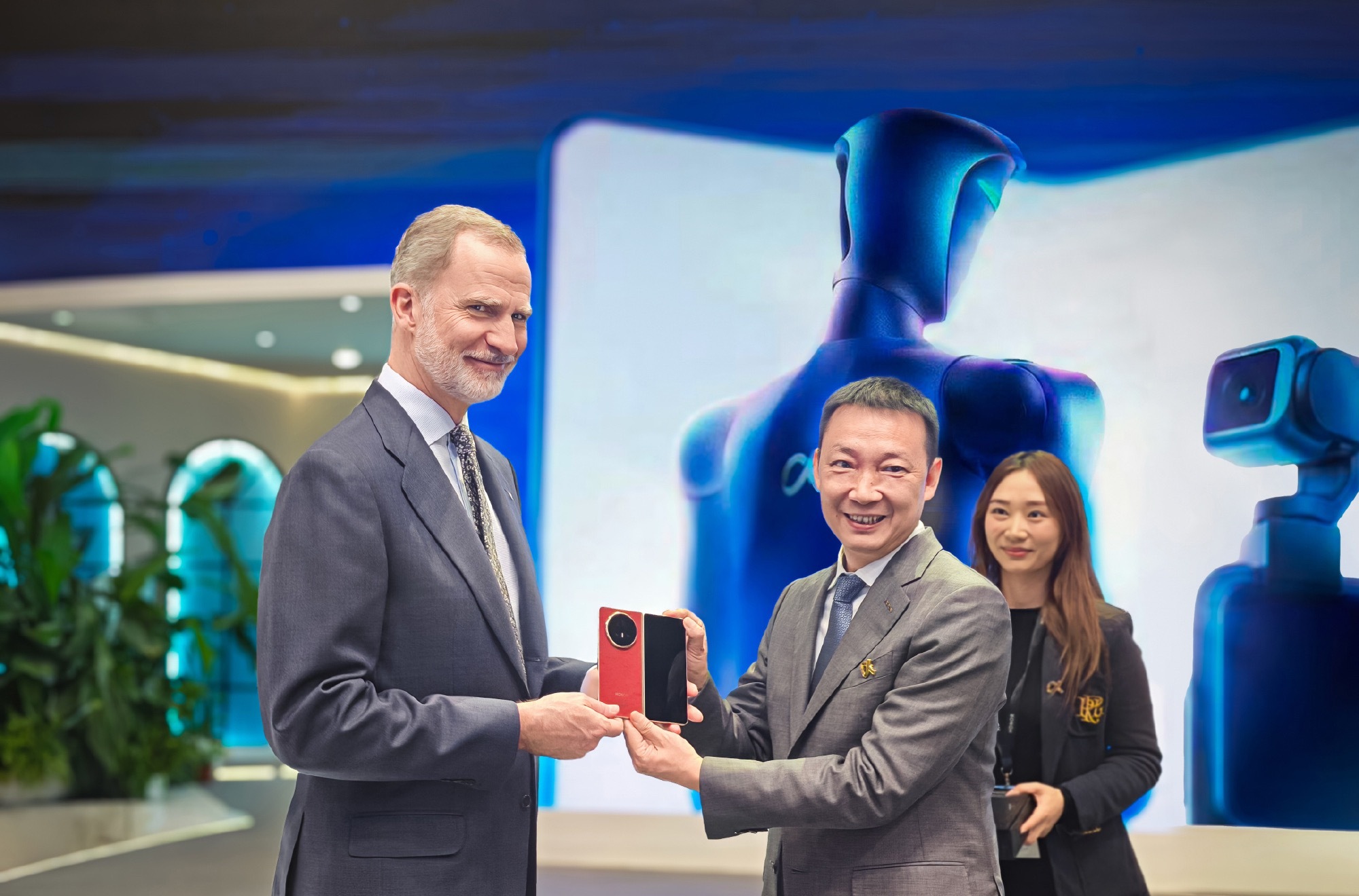 谁懂啊姐妹们！咱们国产折叠屏现在都成王室同款了！！西班牙国王去MWC顶流科技展，