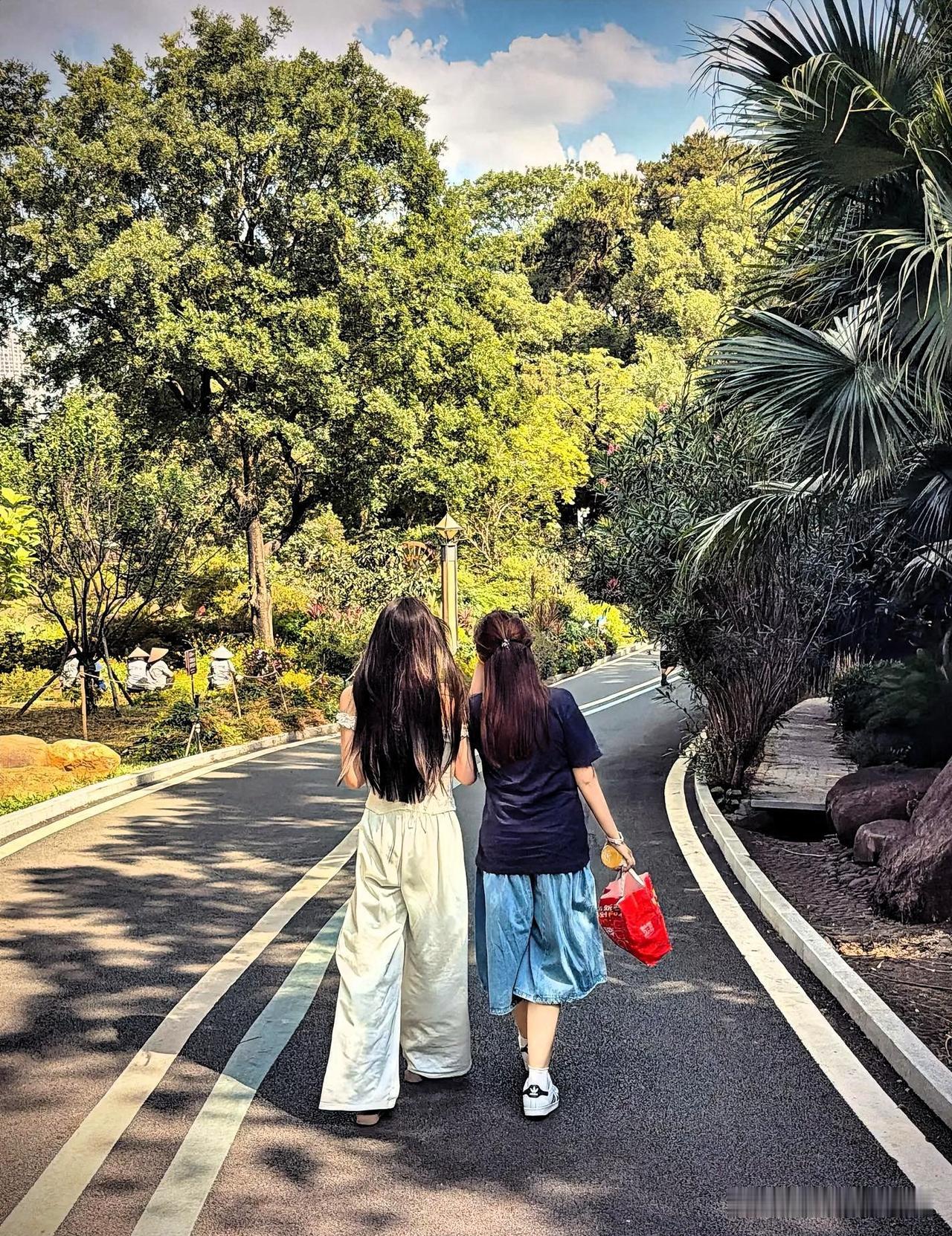 在公园里遇到两个散步的女人，一个穿黑衣服一个穿白衣服，其中一穿白衣服女人说，她说