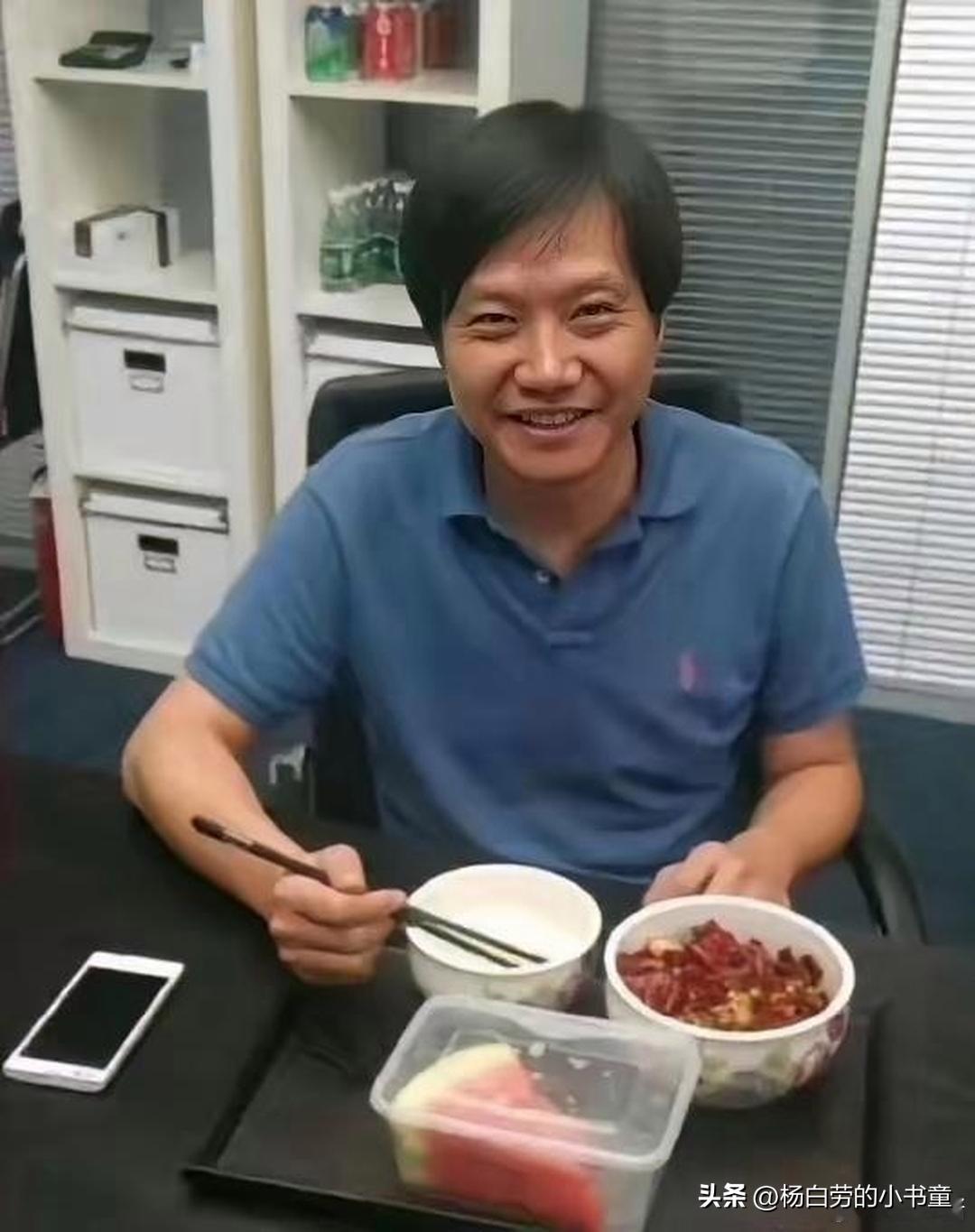 两个大老板的午餐有什么不同？
他们都是万亿总裁啦
吃饭不但争分夺秒
还极尽简单