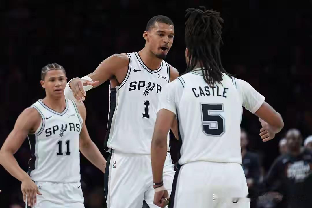 巅峰对决，央视直播。
NBA总决赛，第一场，马刺vs尼克斯。
6月4日，上午8点