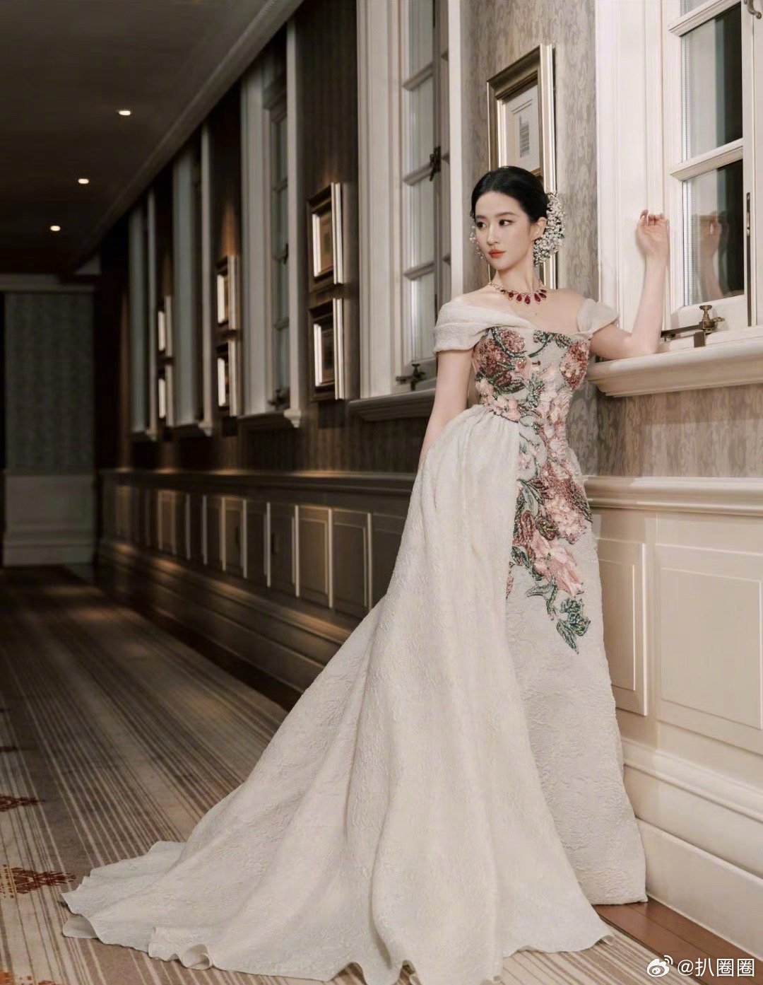 刘亦菲、杨幂VOGUE盛典造型，哪个出彩～ 杨幂裙子 ​​​