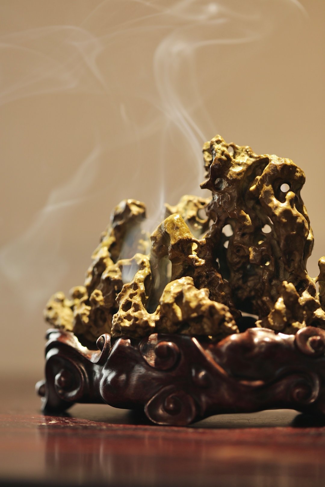 玲珑石 | 山子香炉石质苍古，肌理嶙峋，千孔百窍，如太湖石之透漏瘦皱，又具灵璧石