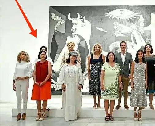 首秀北约，韩国太惨！先是总统谄媚握手被无视，又是总统夫人合影被“被消失”。

在