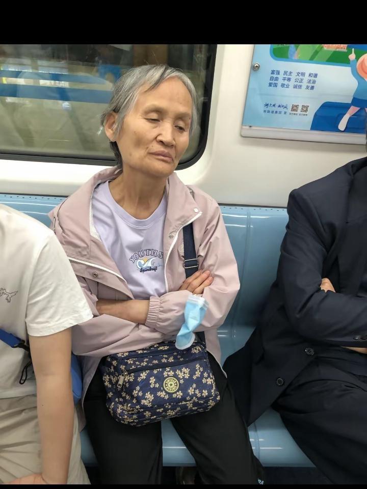 住在一楼的大妈不愿意给电梯缴费，楼上的住户不乐意了，在下楼经过大妈的门口时，走路