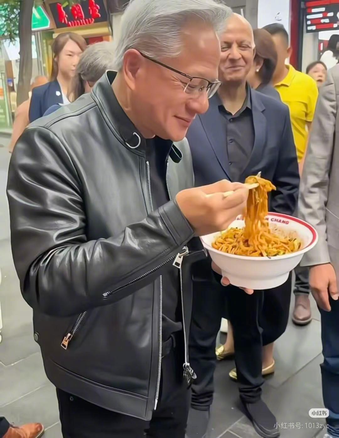 黄仁勋逛南锣鼓巷吃炸酱面【黄仁勋现身北京街头：逛南锣鼓巷，吃炸酱面、稻香村】今日