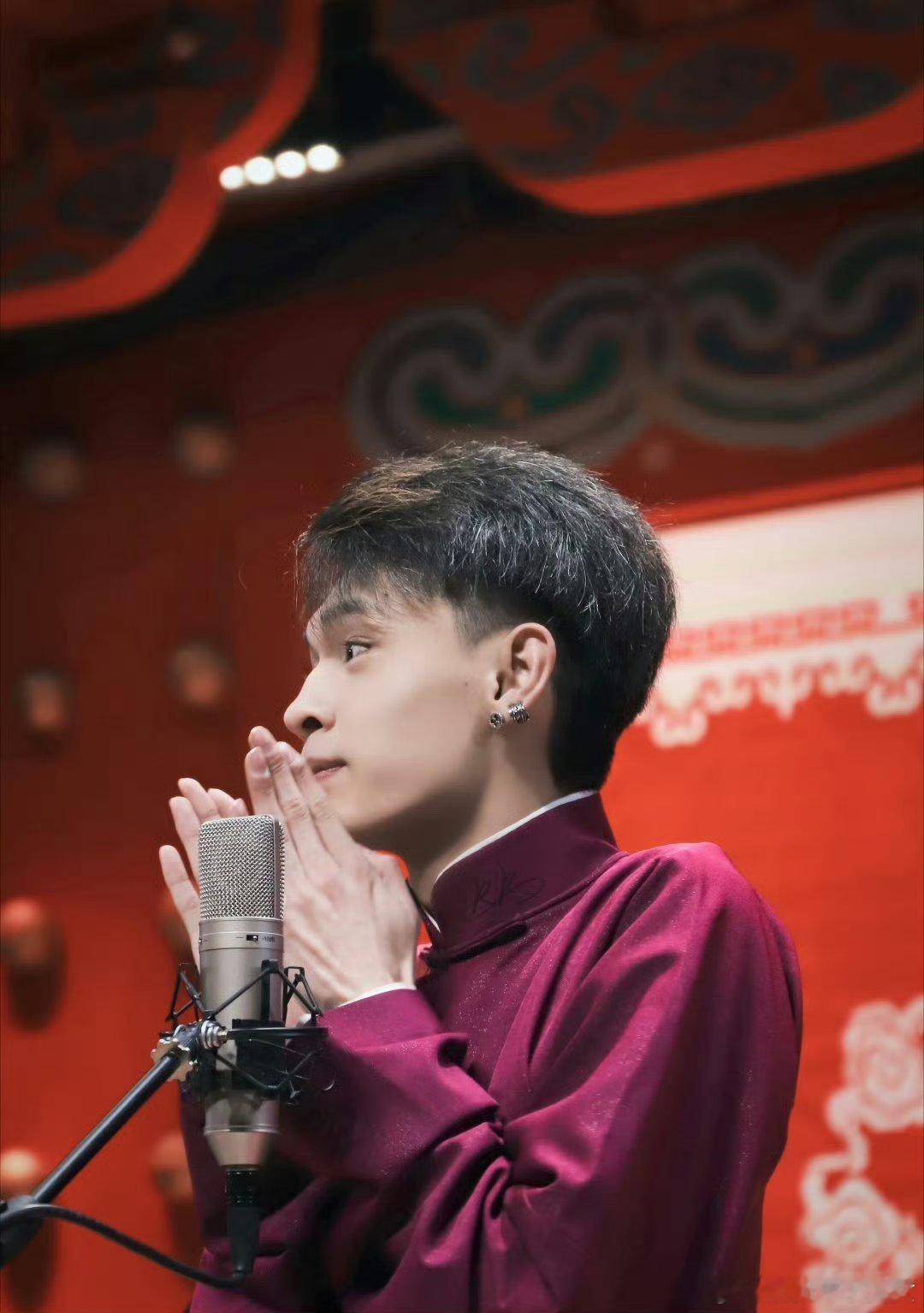 秦霄贤秦霄贤未来可期 qxx秦霄贤治愈系男生你在我面前永远都闪闪发光，就像整个宇