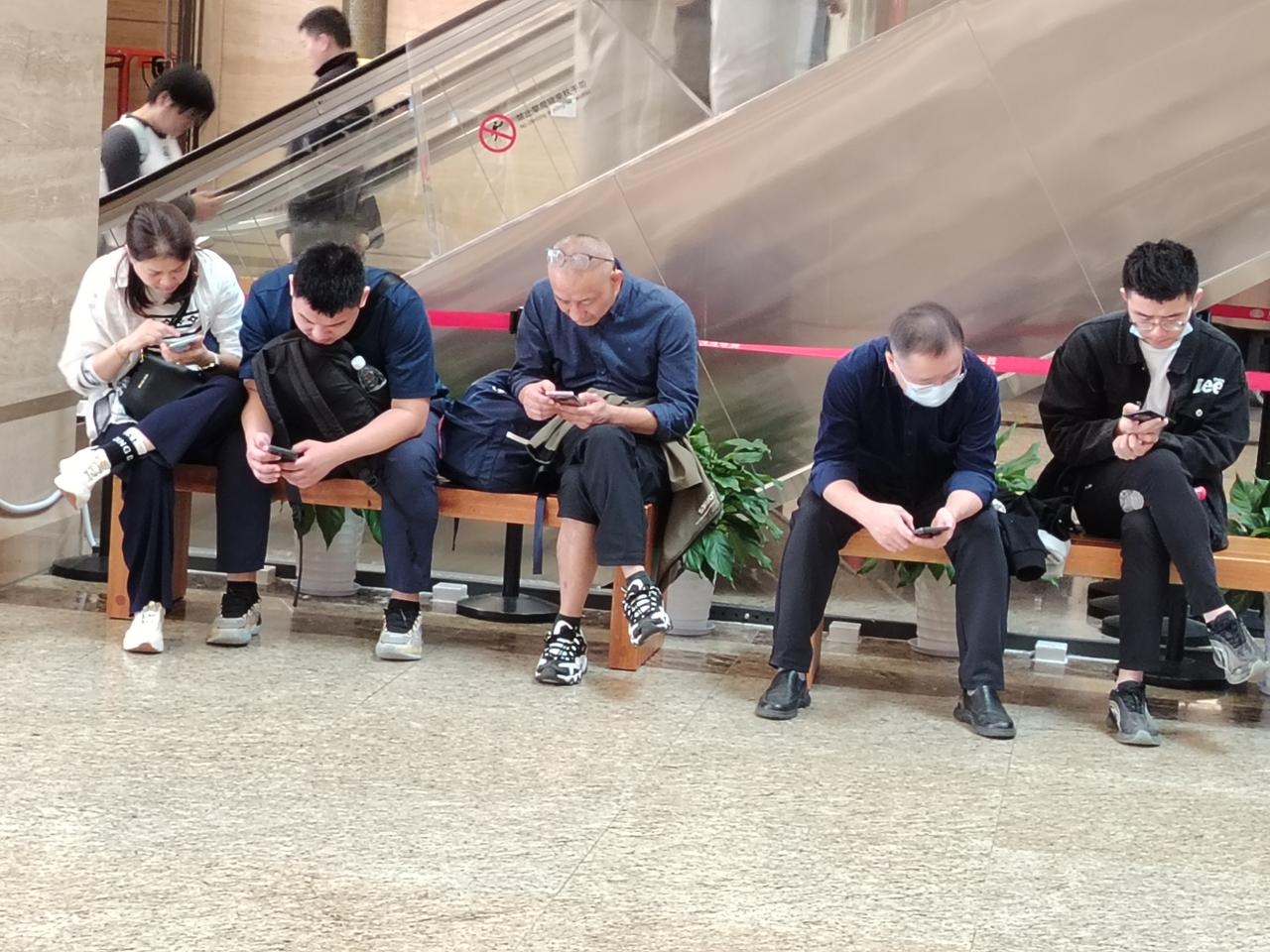 如今，看手机已经成为人们生活中不可缺少的一部分，抬眼一看，就能看到一些正在看手机