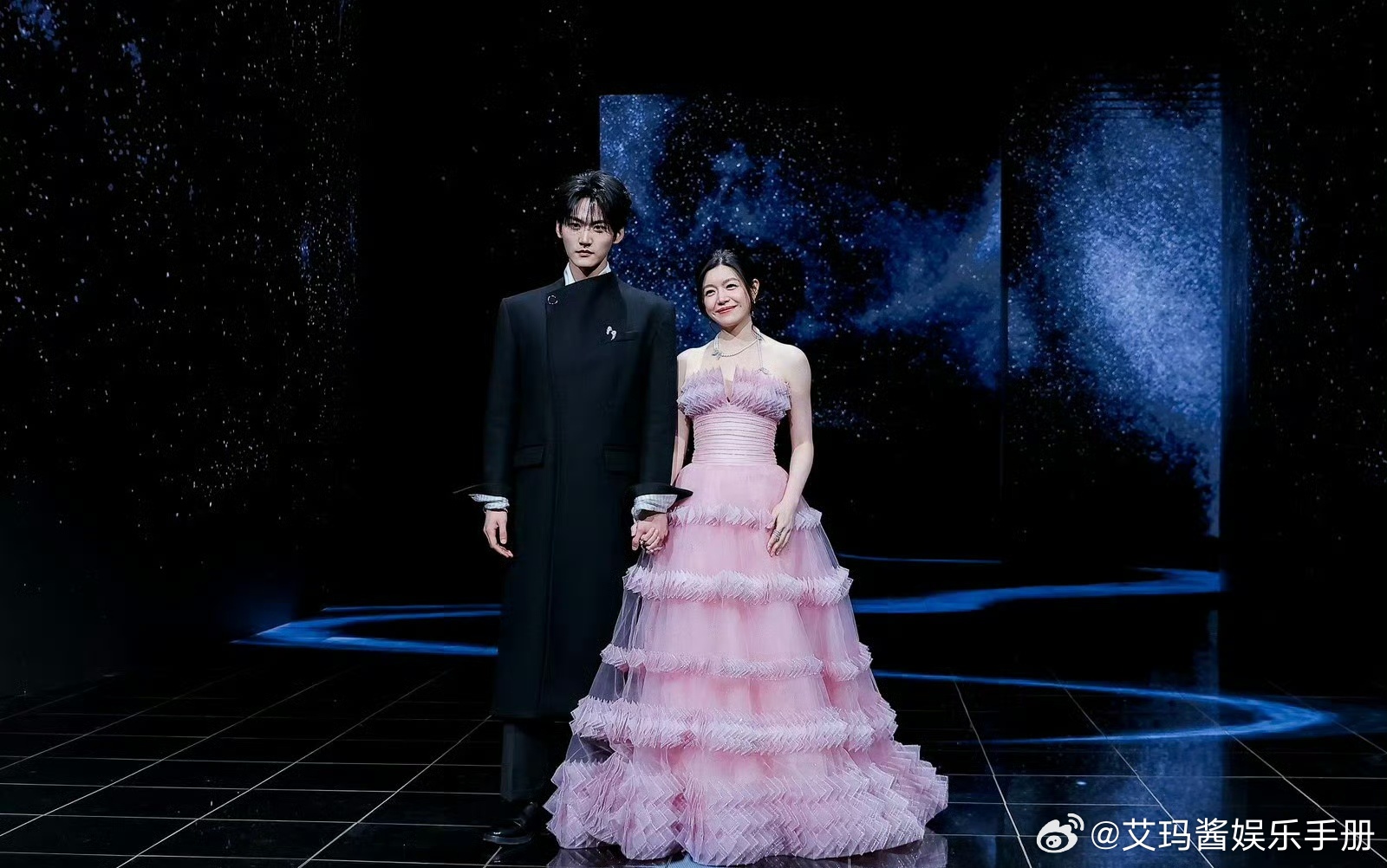 周柯宇 陈妍希《狙击蝴蝶》剧组微博之夜红毯！来康康两人cp感如何微博之夜红毯微博