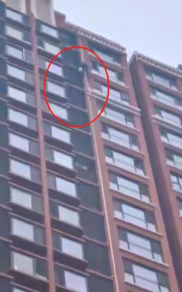 这维修工真是“省事”过头了！为了少花点时间，直接从27层往下扔水管，也不想想楼下