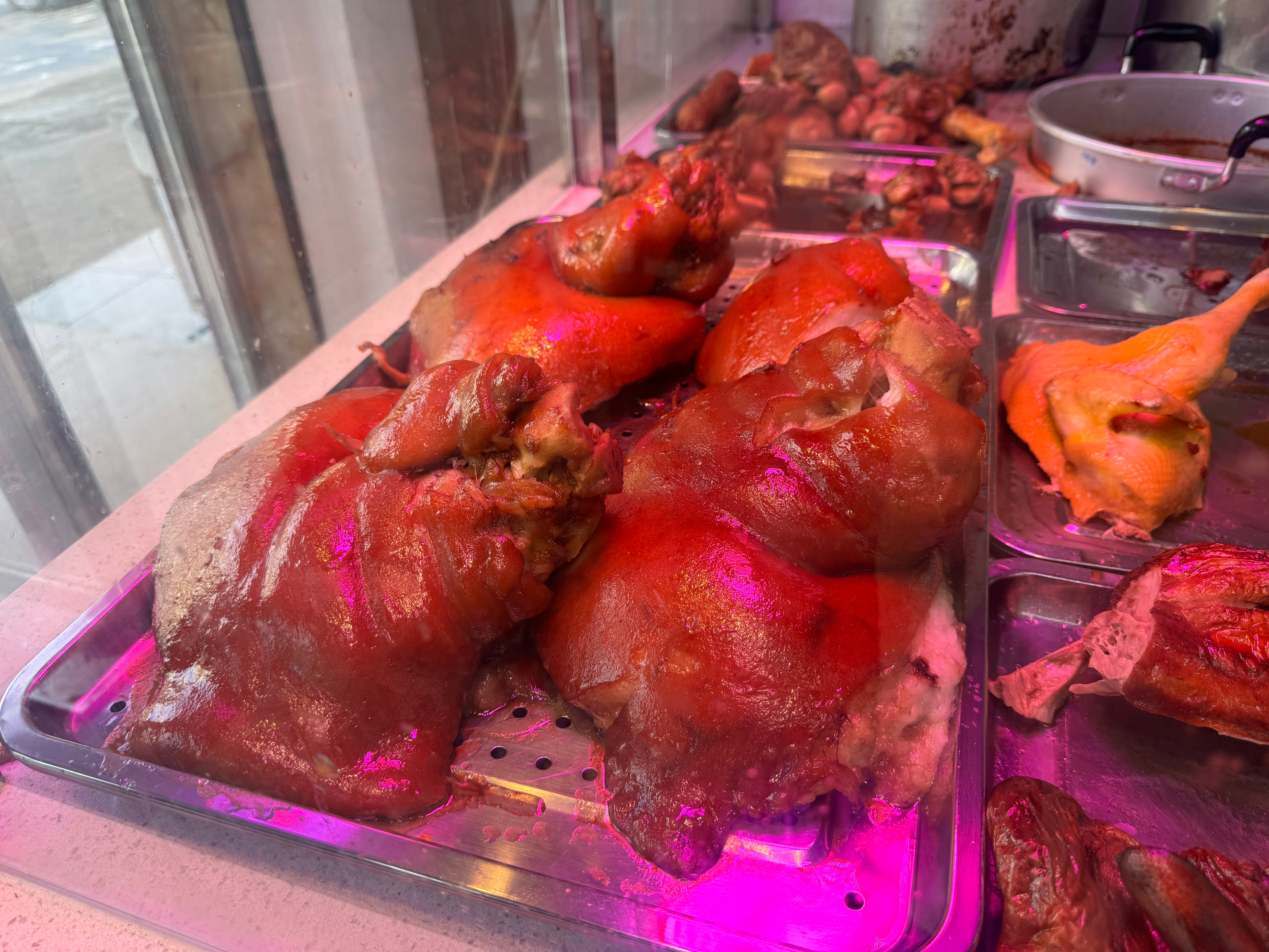 因为我不爱啃猪蹄子每次来南方看到隆江猪脚饭，我都直接忽略掉今天才知道，特么猪脚饭