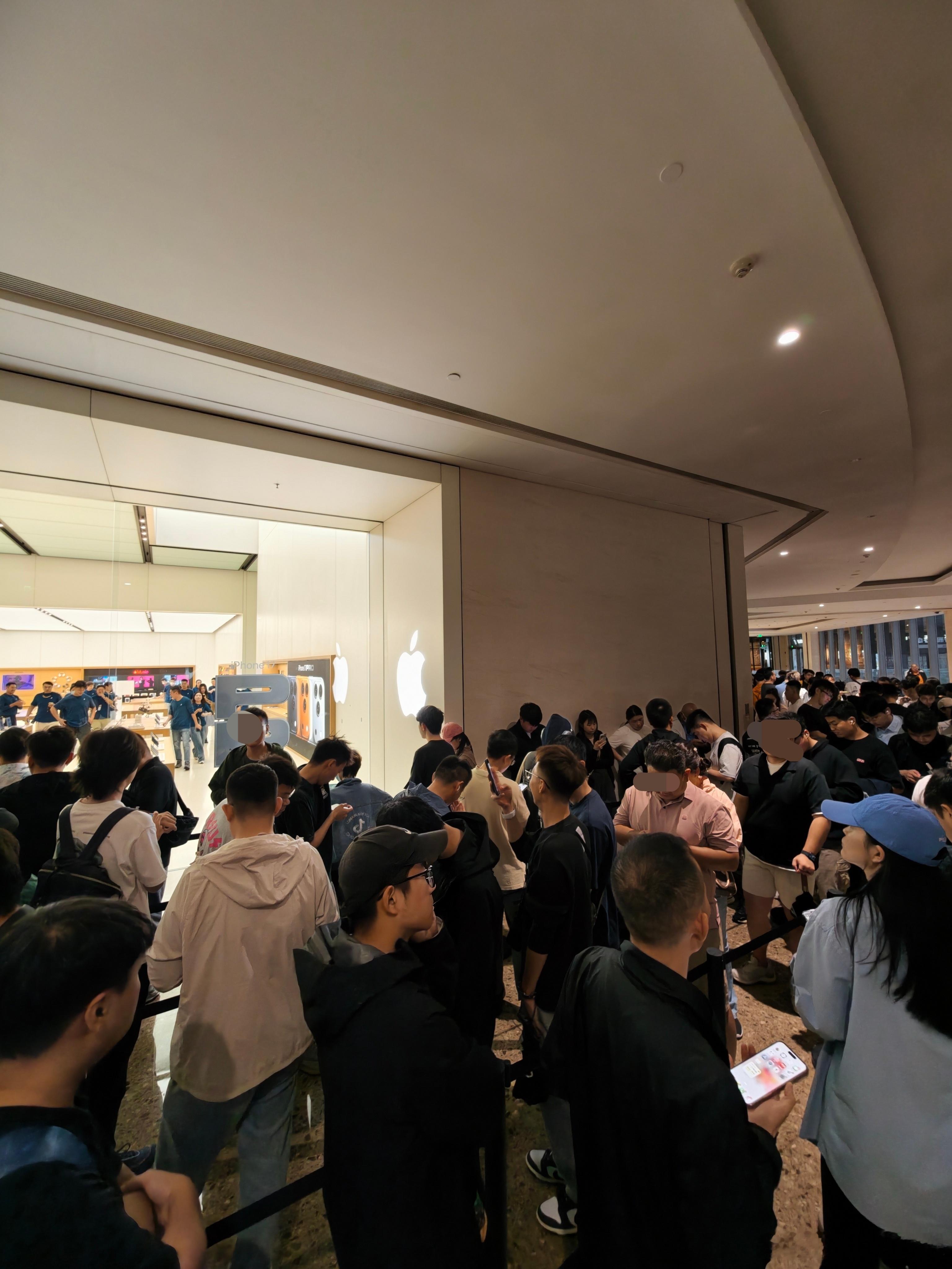 青岛iPhone17首发排队实况：  ​​​