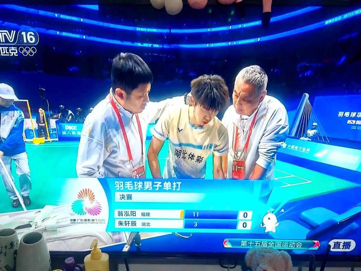 羽毛球男单决赛，福建翁泓阳对湖北朱轩辰。目前两省金牌数都是23枚，直接咬平！这场