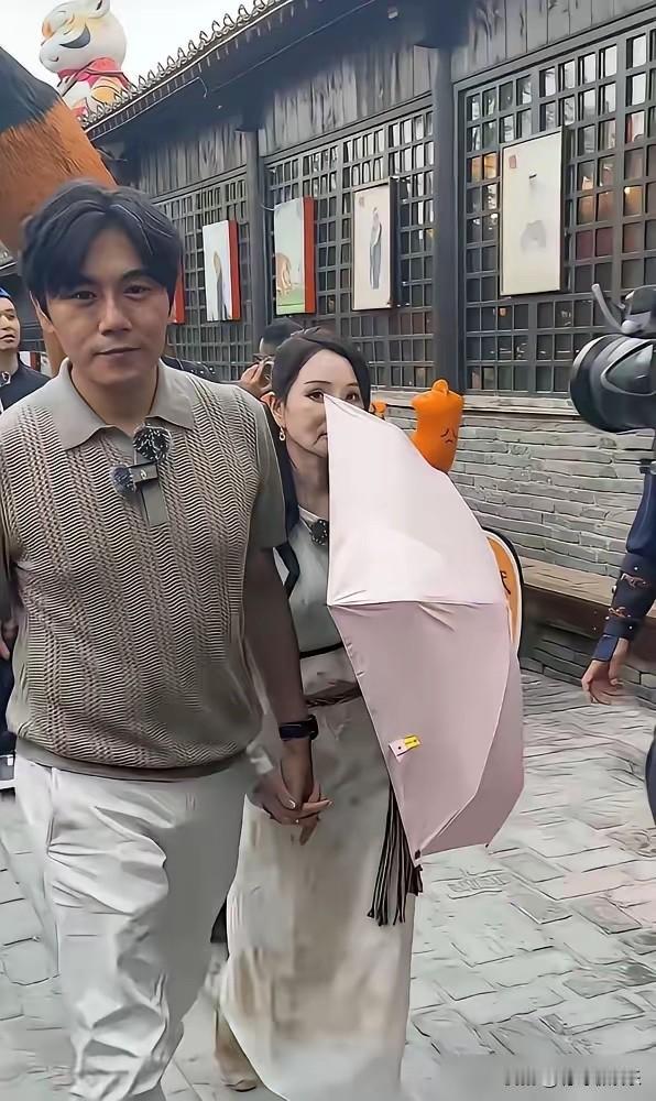 别再吹金莎真实了，她根本玩不过伊能静。

前两天《妻子的浪漫旅行2026》在河南