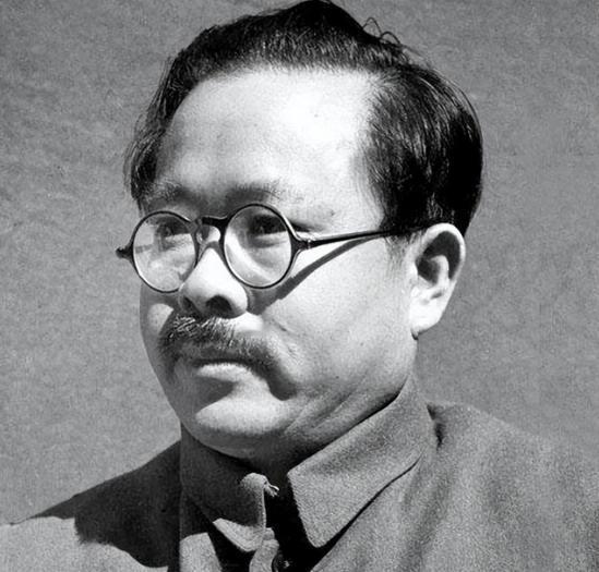 1928年3月，任弼时被捕，敌人派兵将他押往安庆。船上，许多旅客上前围观。任弼时
