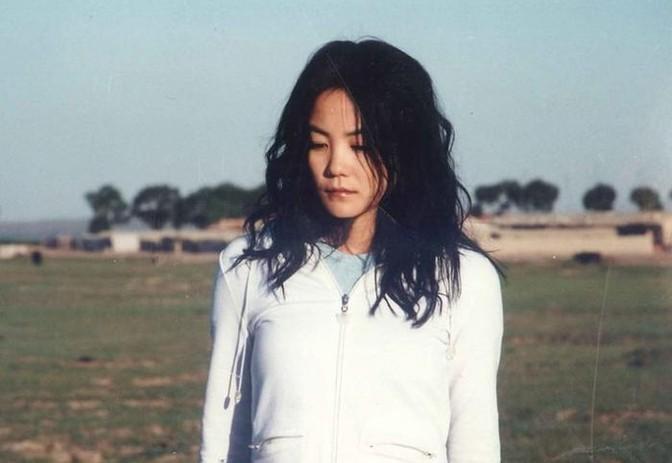 2003年，张纪中拍《天龙八部》时，找王菲唱主题曲，问她需要多少片酬。王菲说：“