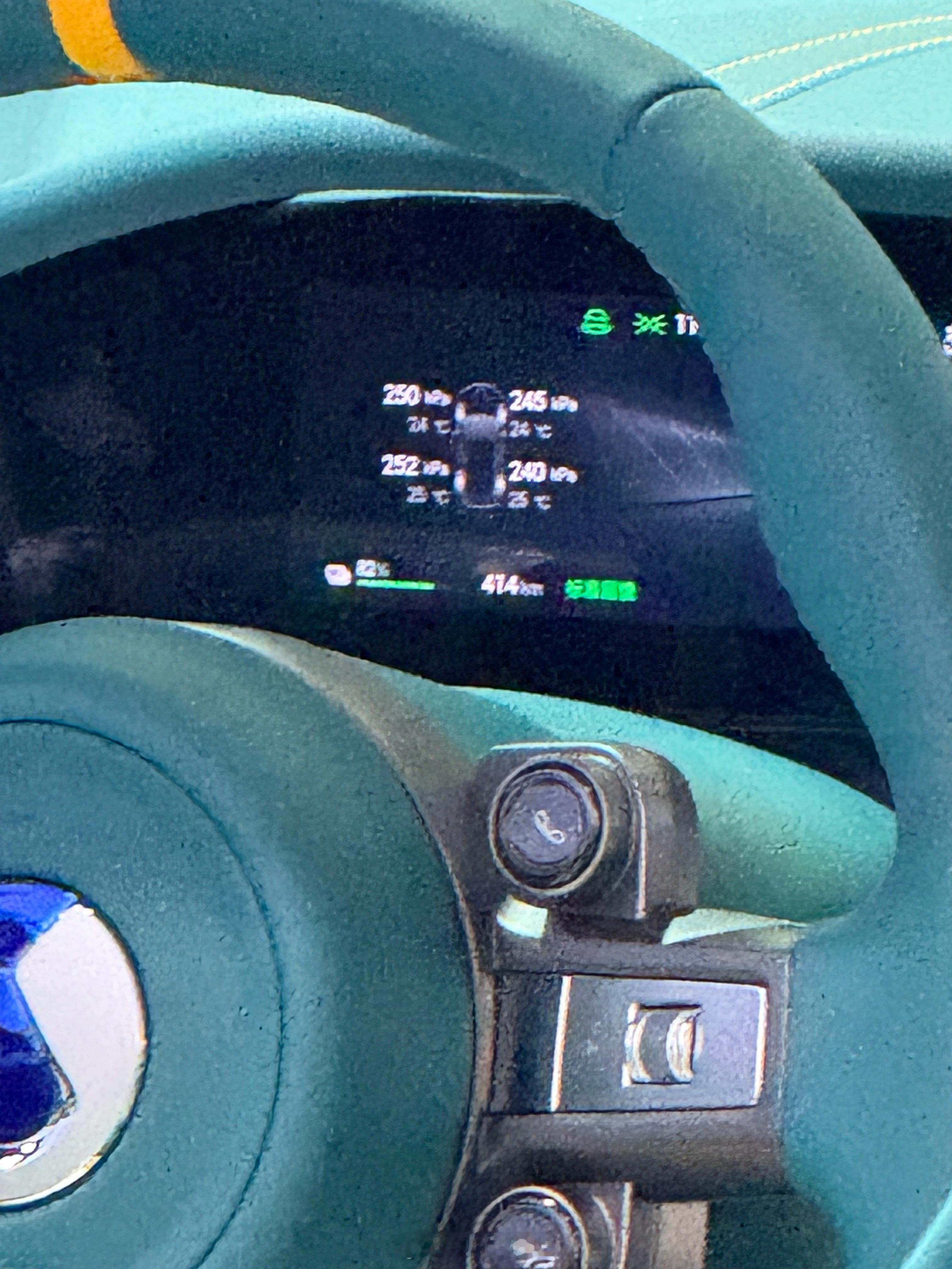 腾势 Z 内饰 方向盘有六个实体按键看了看仪表盘续航 82% 能跑 414 公里