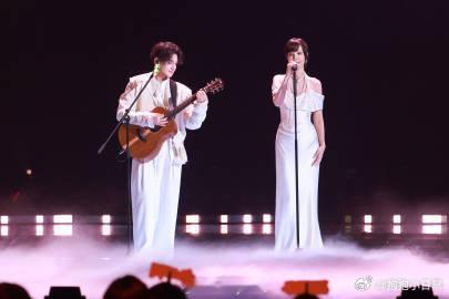 艾热孜巴把光从音综唱到春晚 见证成长的时刻！艾热孜巴把音综里的《光》唱到春晚，舞