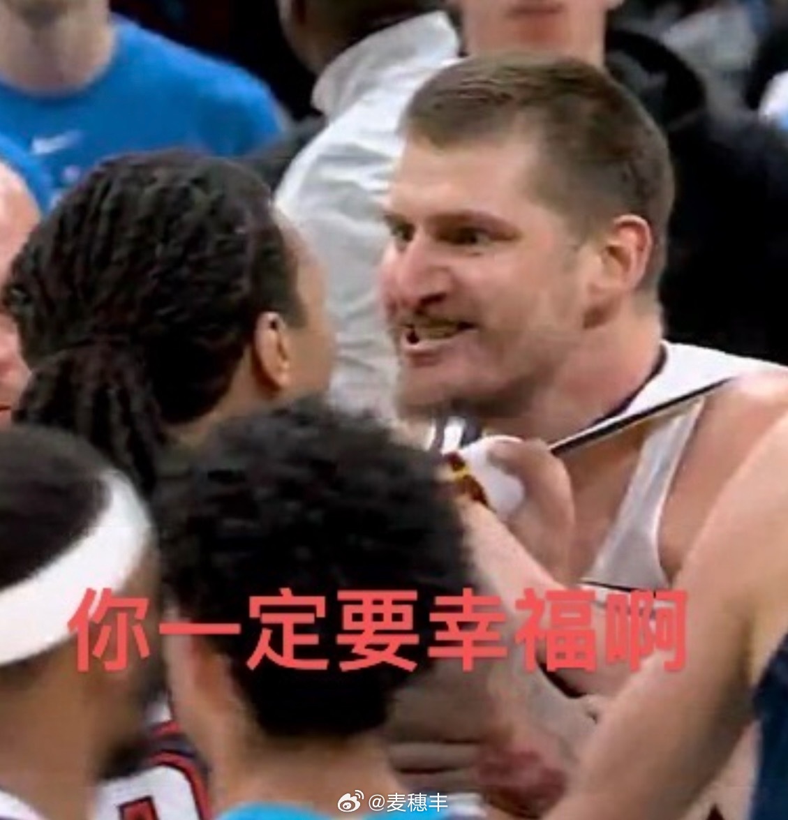 对不起约老师，实在是太喜感了。雷霆掘金冲突约基奇怒了