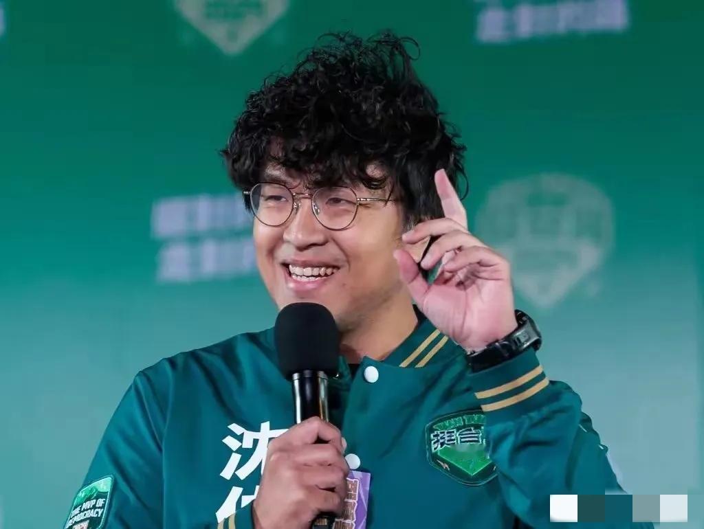 近日，被大陆立案侦办的台独顽固分子沈博阳得意洋洋的在公开场合炫耀，他的祖辈曾经做