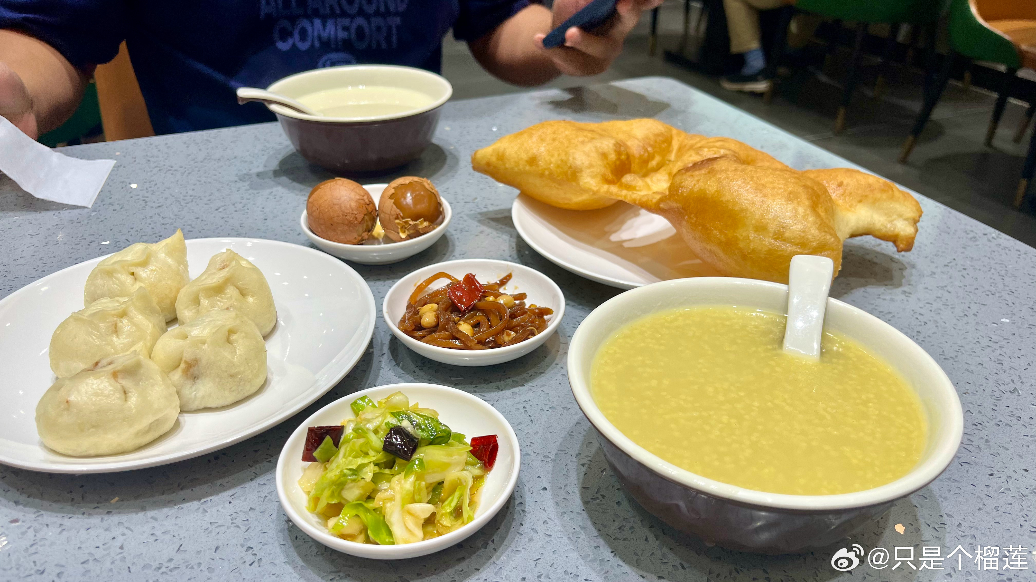 热乎乎的早餐，这家的小米粥熬得真不错美食