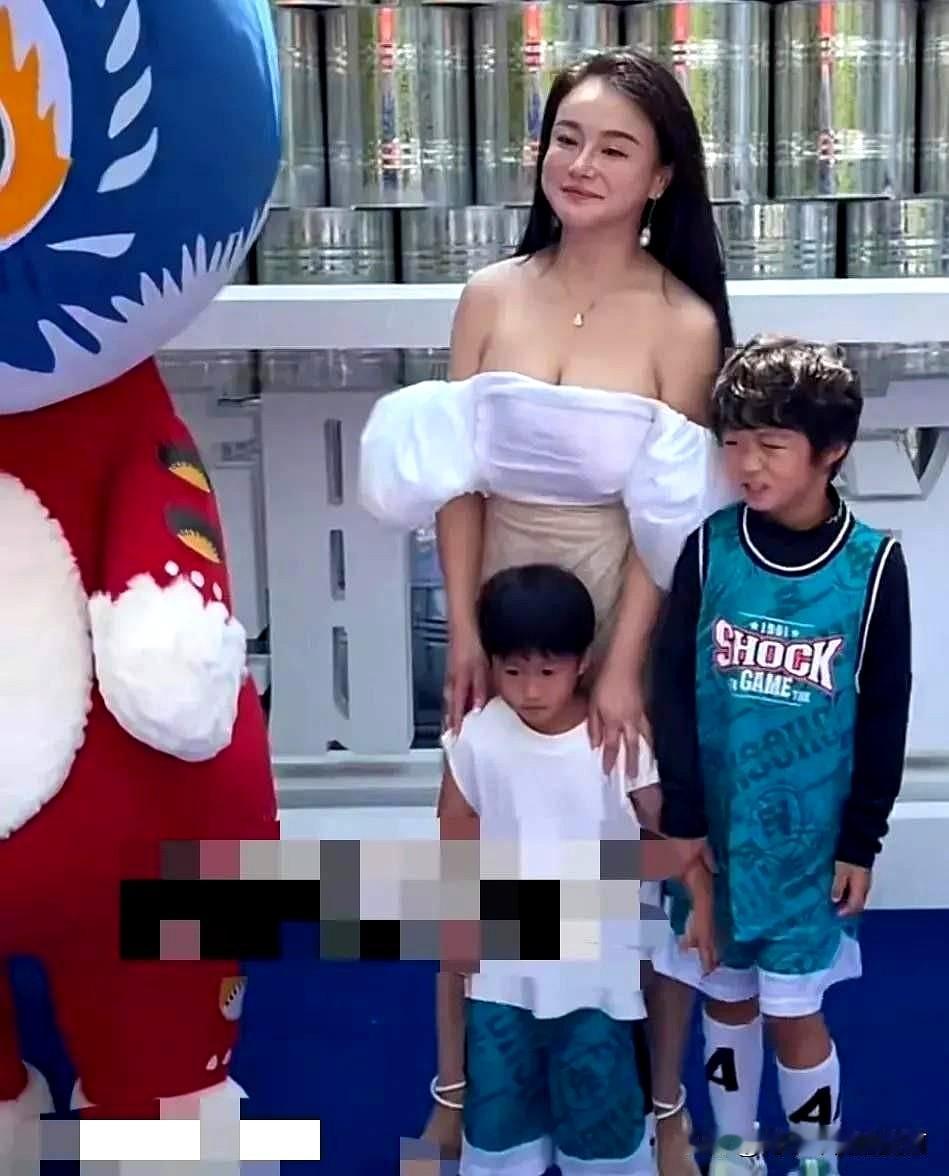之前看过一个访谈，戴军问邹市明，说大部分丈夫其实挺乐意听别人夸自己老婆漂亮的。结