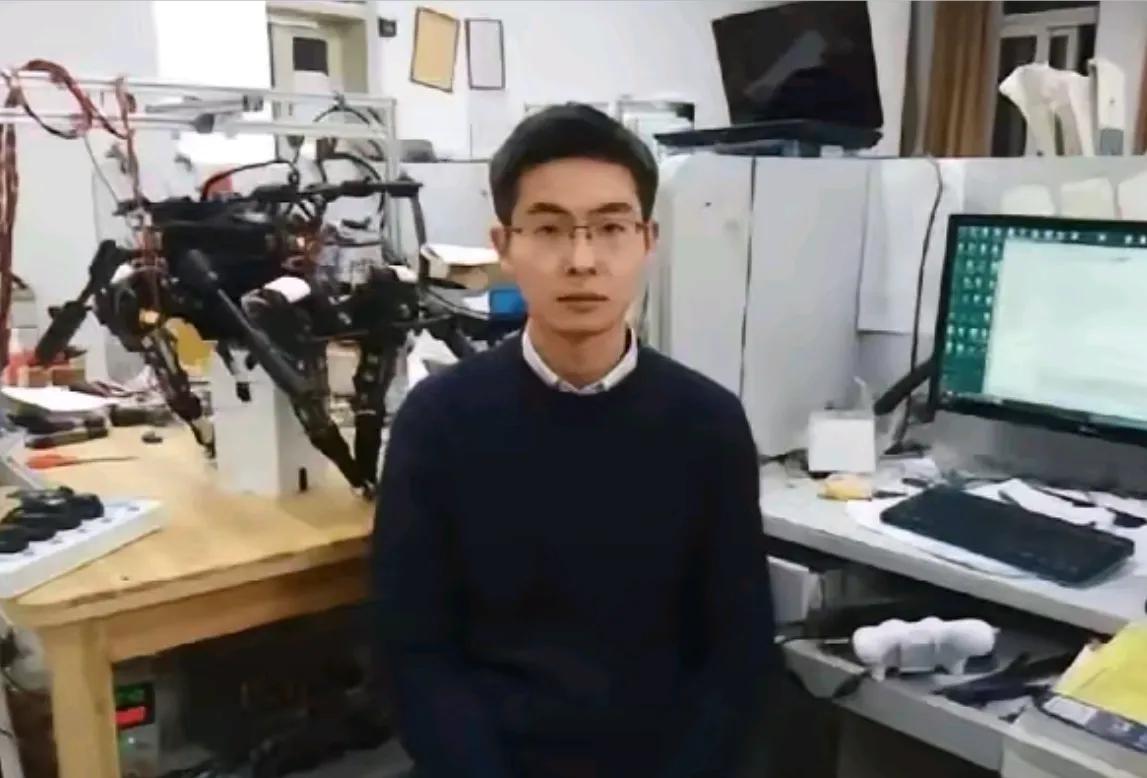 [月亮]最近宇树科技的创始人王兴兴火出圈了，不是因为机器人，而是多年前的相亲贴被