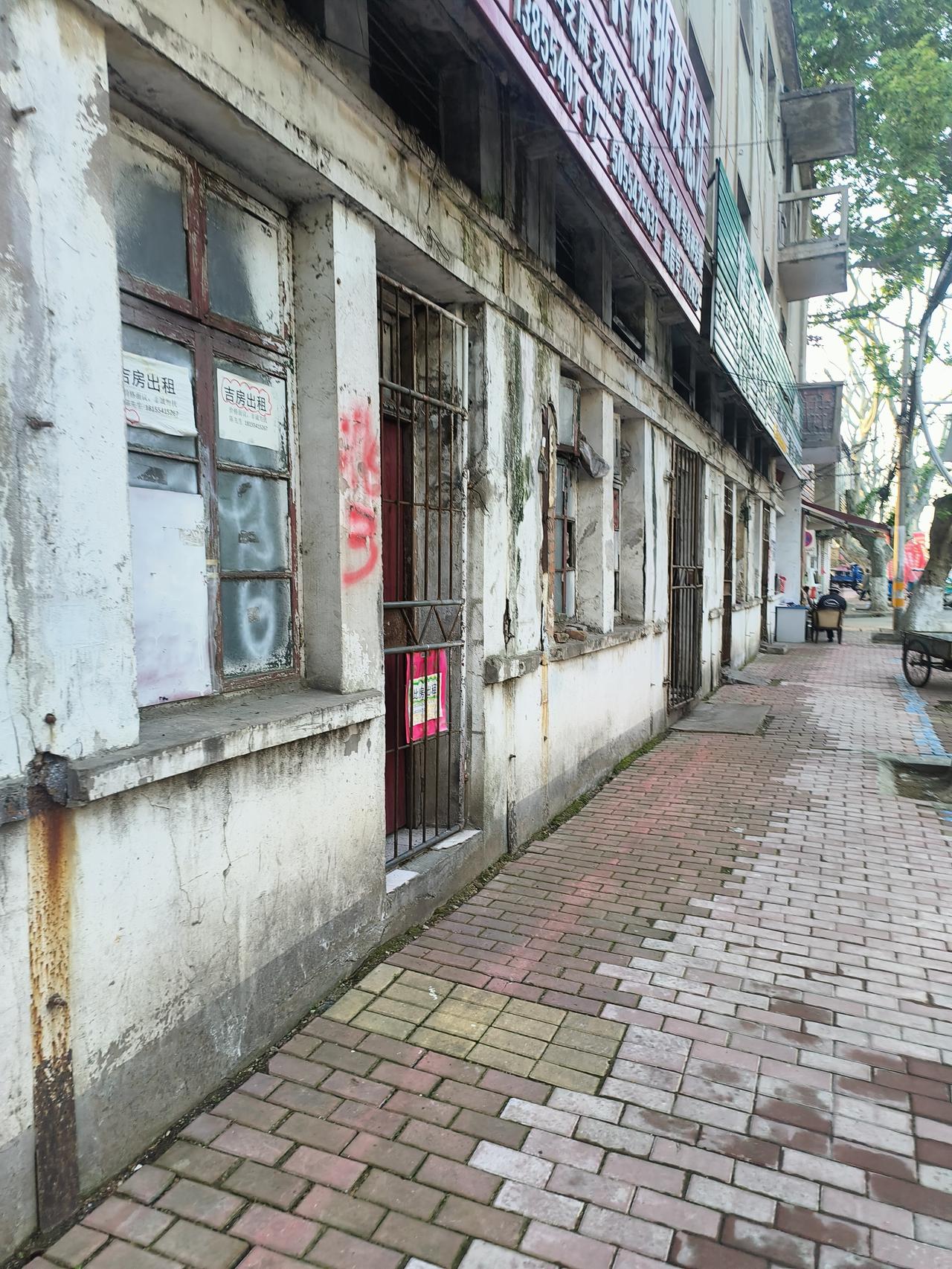 田家庵淮舜北路原百货大楼一楼卖粮食商店都关门了，显得冷清多了，猜测这地方可能要派