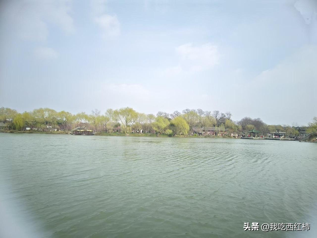 男朋友毕业一年了，我原以为我不会太想他
他毕业快一年了，我还留在学校。去年六月他