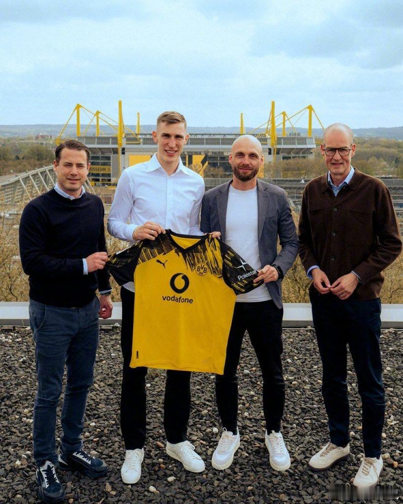 【官方】多特蒙德与26岁的左脚后卫施洛特贝克续约至2031年夏天，据《踢球者》报