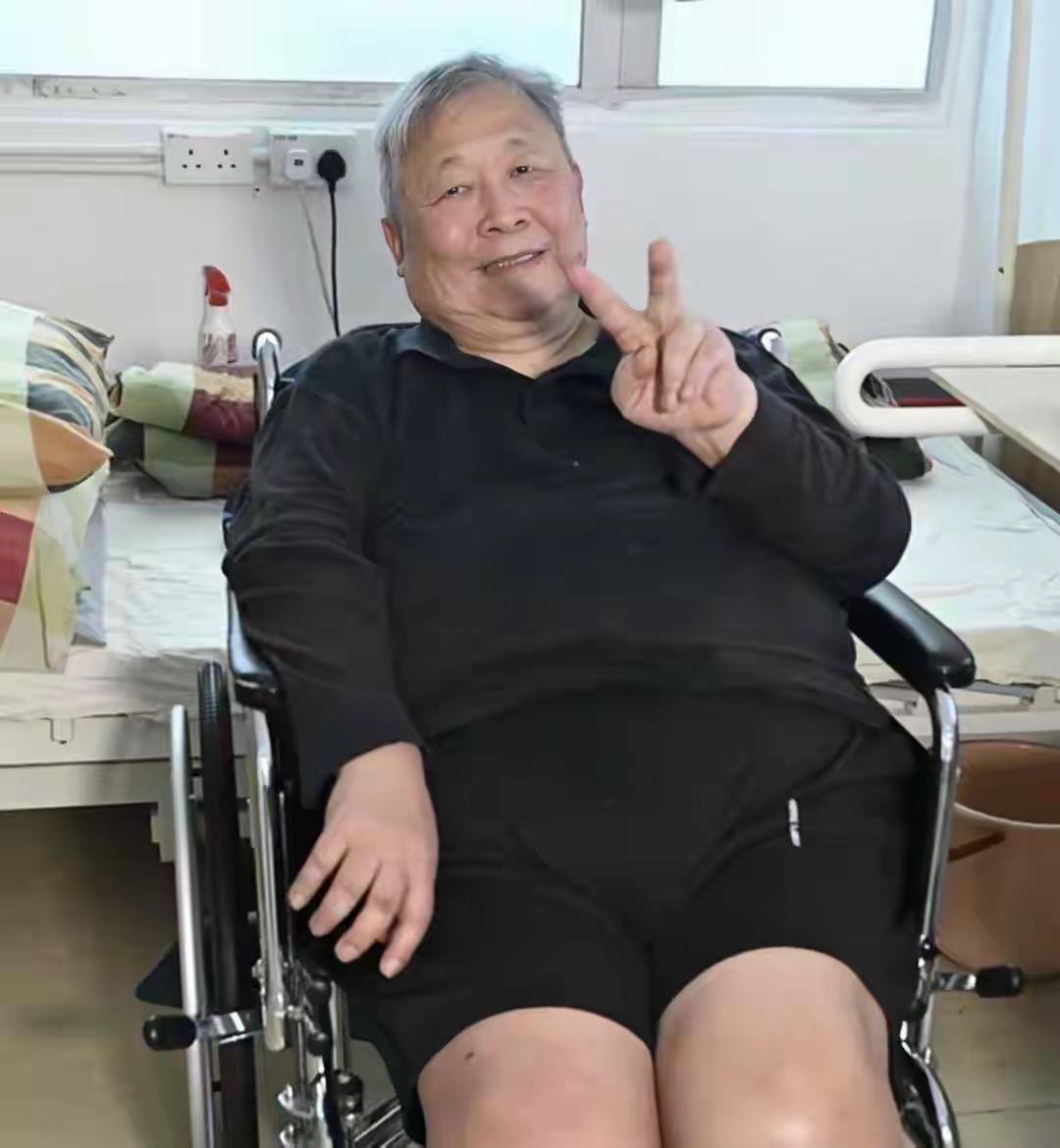 【TVB老戏骨近况令人心酸】
昔日的黄金配角秦煌，如今独居在养老院。
身体因糖尿