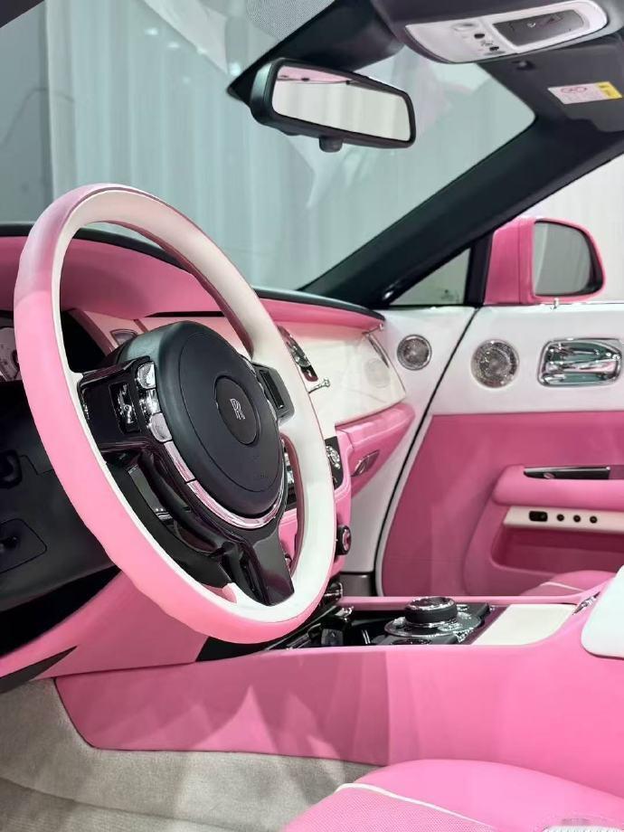 当极致的定制艺术与劳斯莱斯・曜影浪漫相逢，一场聚焦于奢华与个性的梦幻盛宴便盛大启