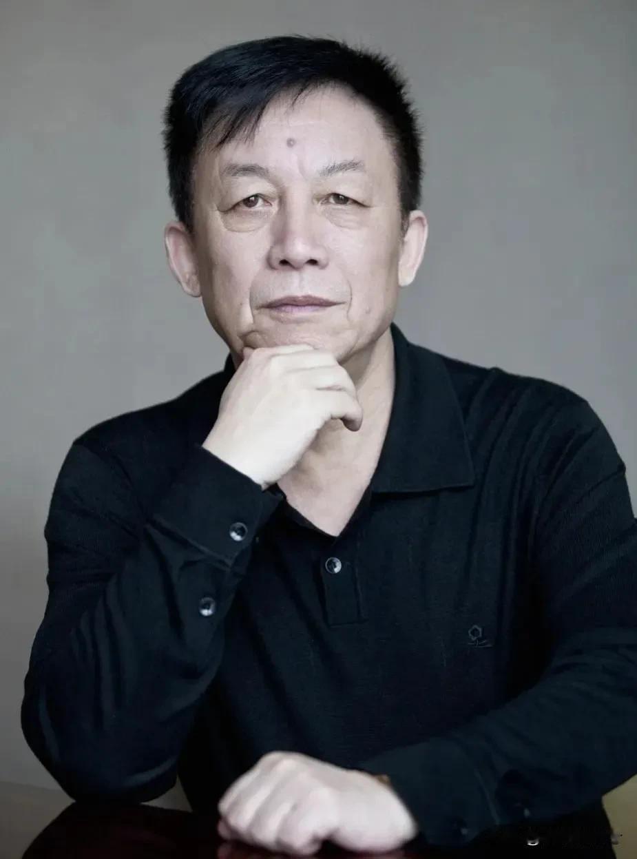 有人说，广西电影制片厂成就了张艺谋，武汉大学成就了易中天。有时舒适的环境出不了彩