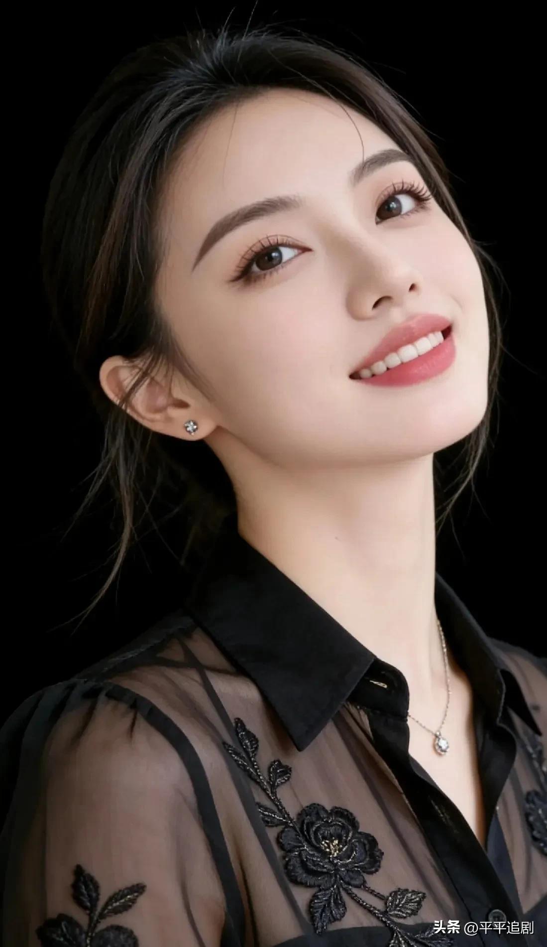 黑纱轻透，金绣藏锋。
笑意里藏着锋芒，眉眼间带着从容，
在暗夜里，做自己的光。