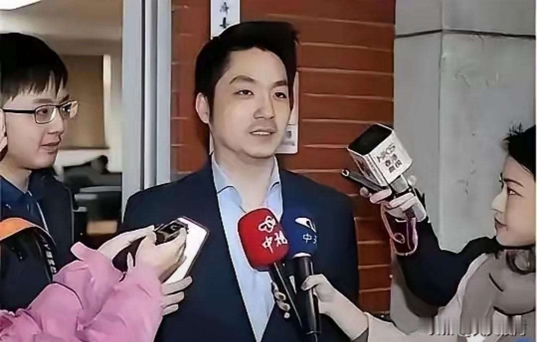 蒋万安被记者诘问身份与迁葬矛盾当场失语。
 
2026年春季台北市政记者会，议题