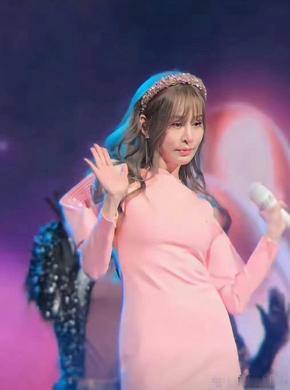 王心凌的这张照片，感觉有点不太对劲，但又说不上来具体是哪里 ​​​