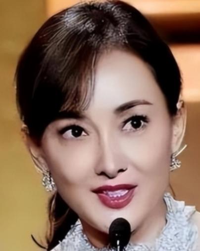 牛莉曾发文表达对恩师黄定山的难忘与感恩之情。
1990年，牛莉在母亲的怂恿下报考