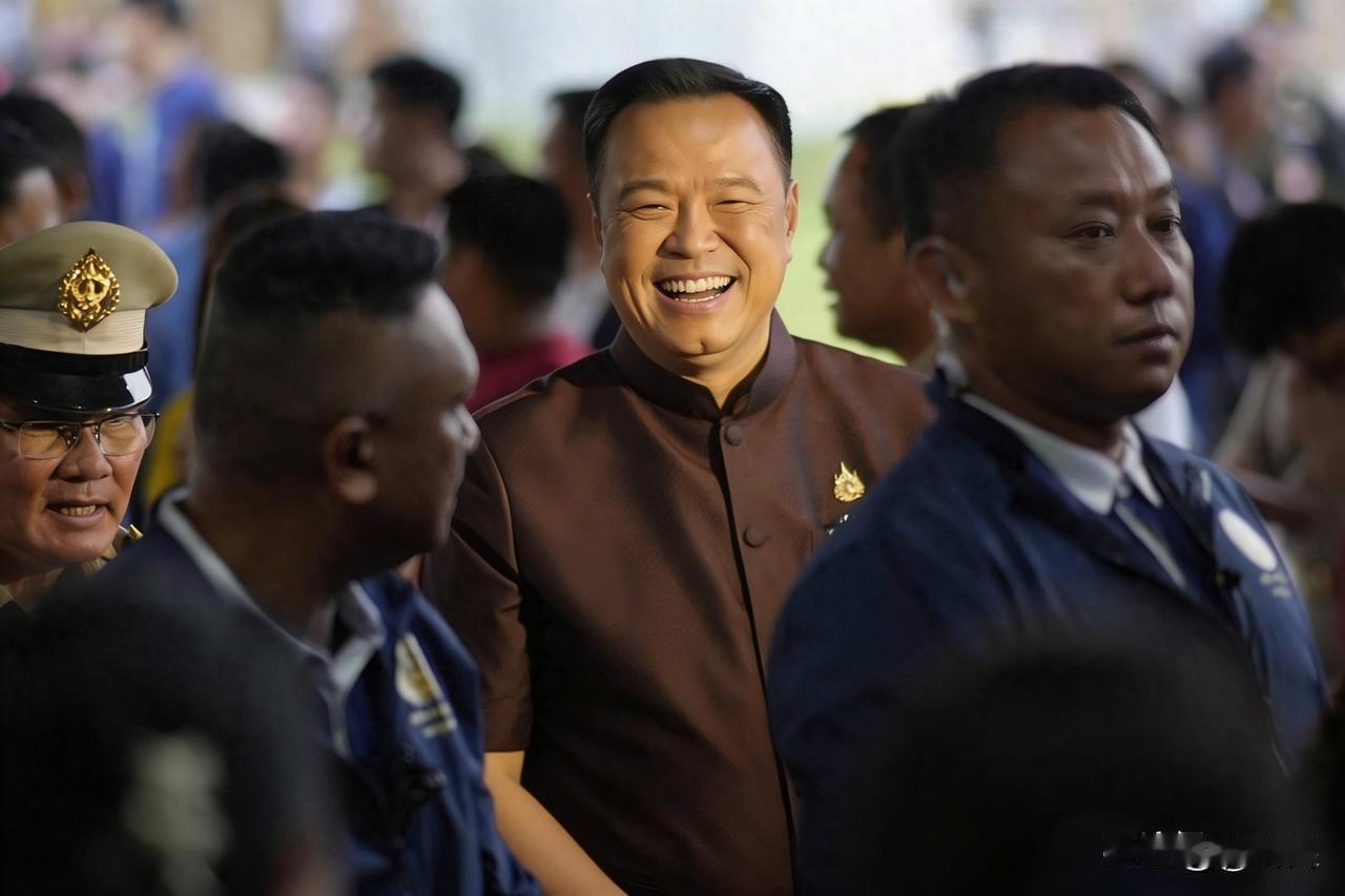 阿努廷算是笑到最后吗？实际上泰国政坛远没有他笑得那么轻松:1、军政还没熄火这几年