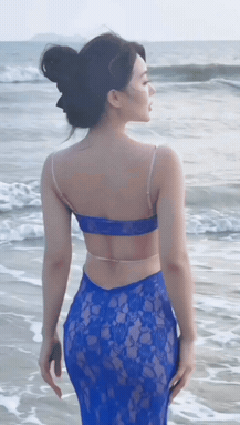 短剧演员梦露站在海边的样子太绝了！蓝裙被海风掀起弧度，细沙漫过脚踝时，她眼里的光