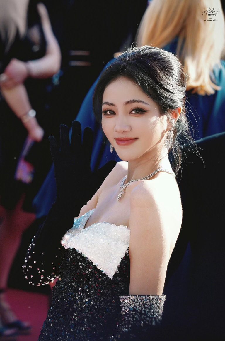 谢可寅自带一张有底气的脸谢可寅眼里都是底气 谢可寅属于那种红毯造型气场拉满，站在