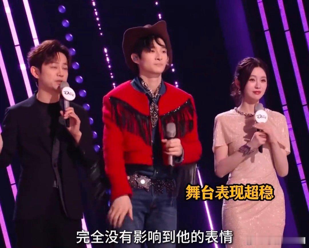 危晋宇冷静救场获华晨宇表扬 声鸣远扬 谁看了不夸一句稳！危晋宇唱跳时麦包掉落，冷