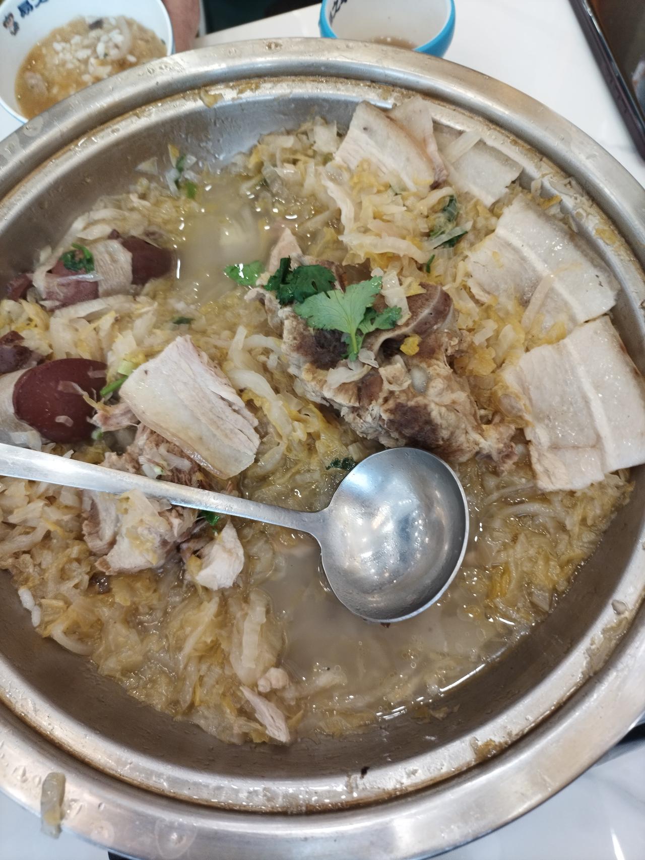 今天和老伴儿到饭店奢侈一回。

对别人来说可能也很正常的一顿饭。

我和老伴儿却