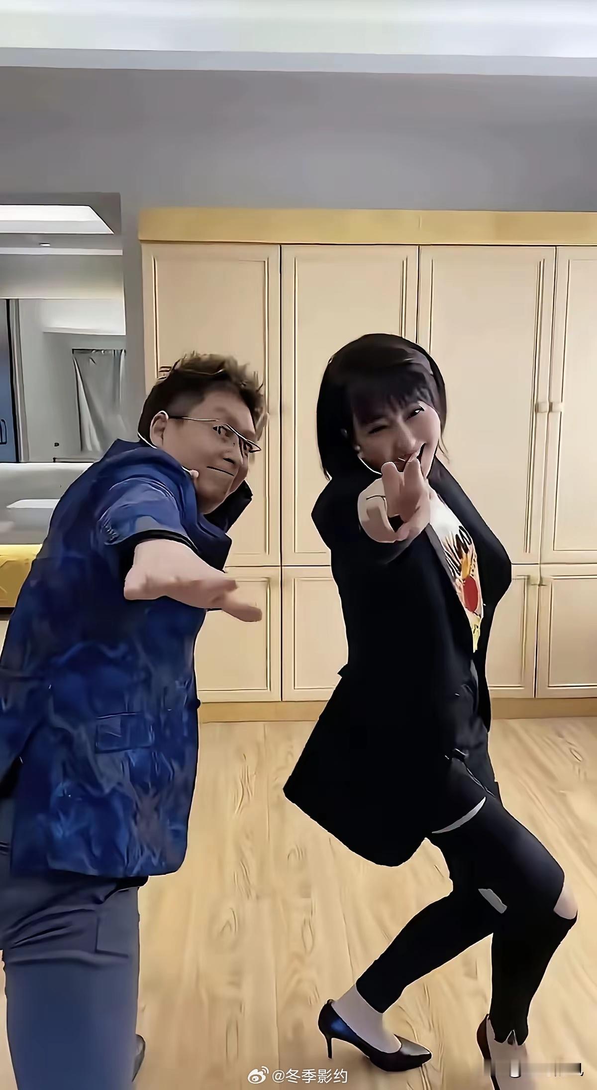 闫学晶和冯巩搭档拍夫妻段子不吃香后。如今又与主持人王为念搭档上了，在这风口浪尖上