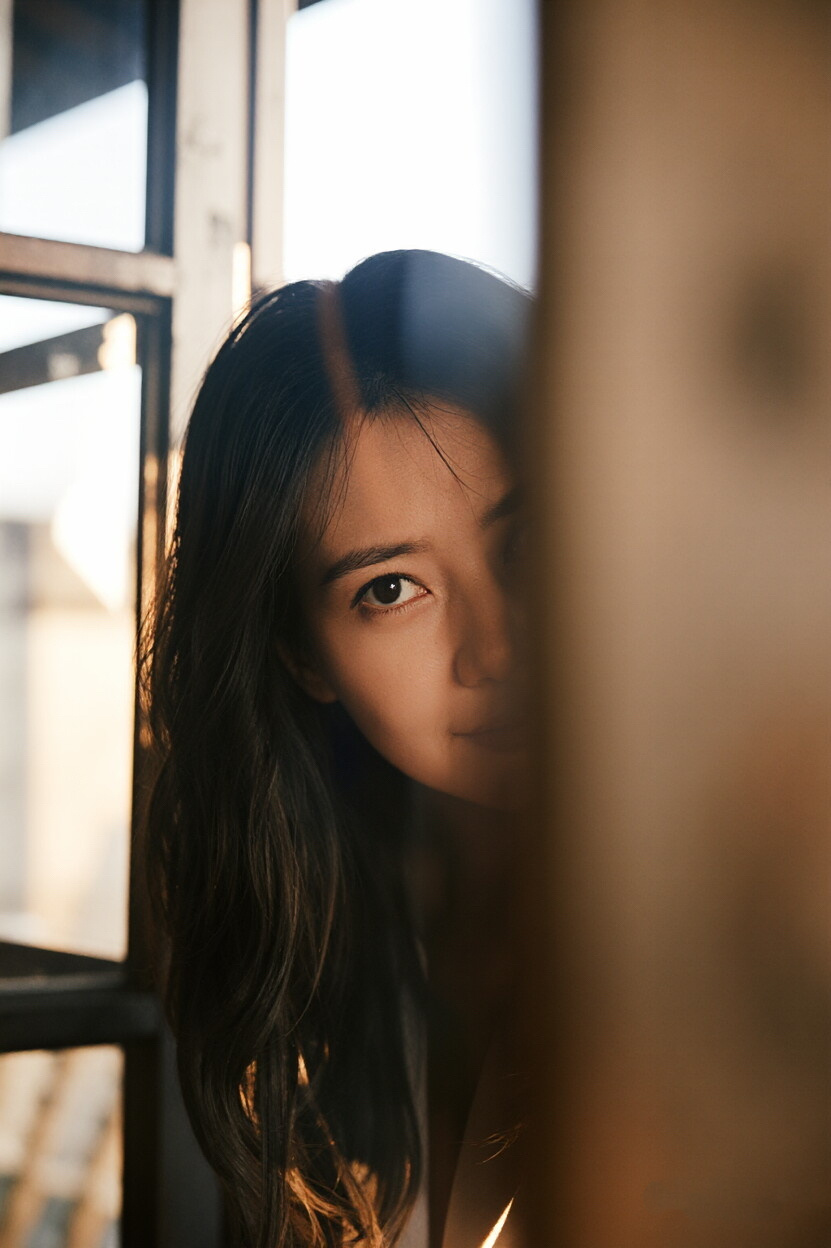 眉眼间藏着温柔力量，暖光衬得气质愈发沉静从容，半遮半掩的构图更添故事感，岁月沉淀