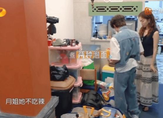 尹浩宇记得沈月不吃辣 尹浩宇因为记得沈月不吃辣，专门分开煮了两份泡面，是我们贴心