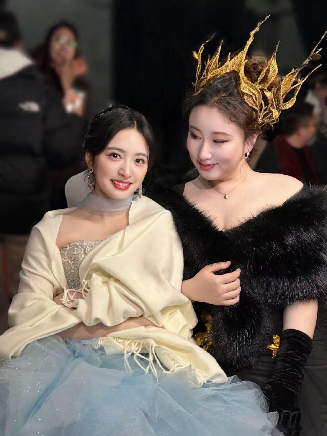 沈月锤娜丽莎合照锤娜丽莎晒与沈月合照人生小确幸之和好朋友一起上桌 