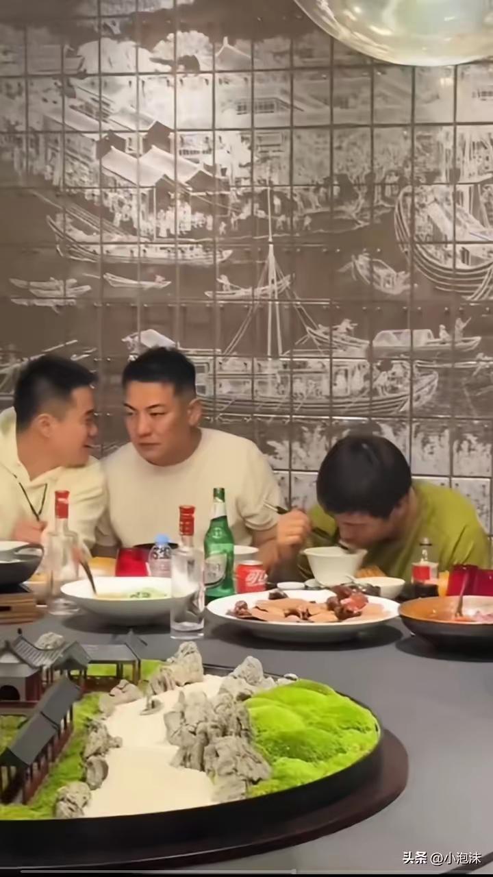 太真实了！张雪峰饭局上全程干饭！别人都很轻松的聊天，看手机，只有他啥也不顾低头闷