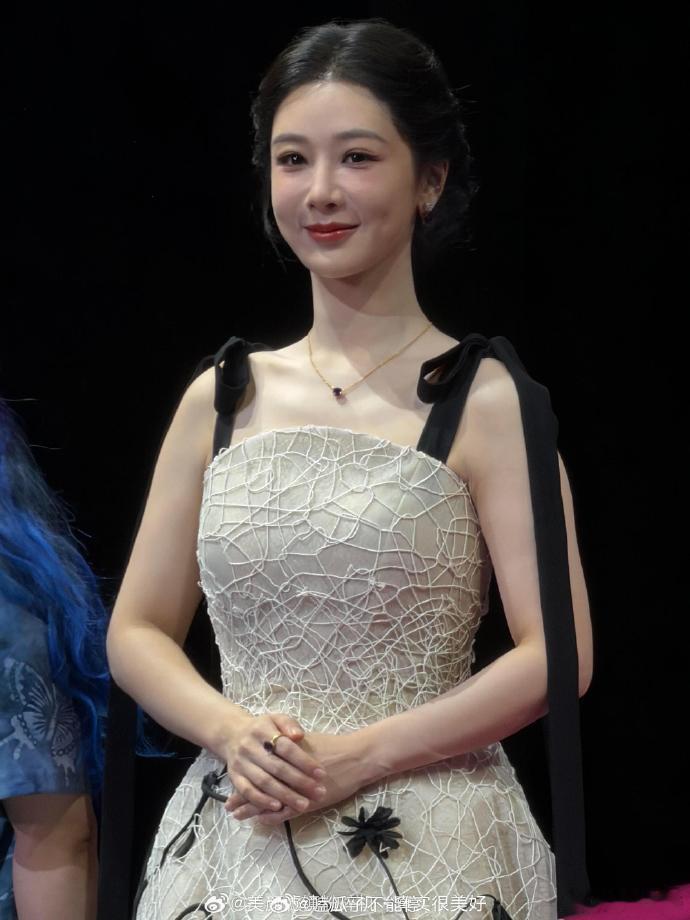 路人拍的杨紫饭拍生图路人拍的杨紫皮肤状态路人拍的杨紫皮肤状态！也太好啦！沾沾好皮